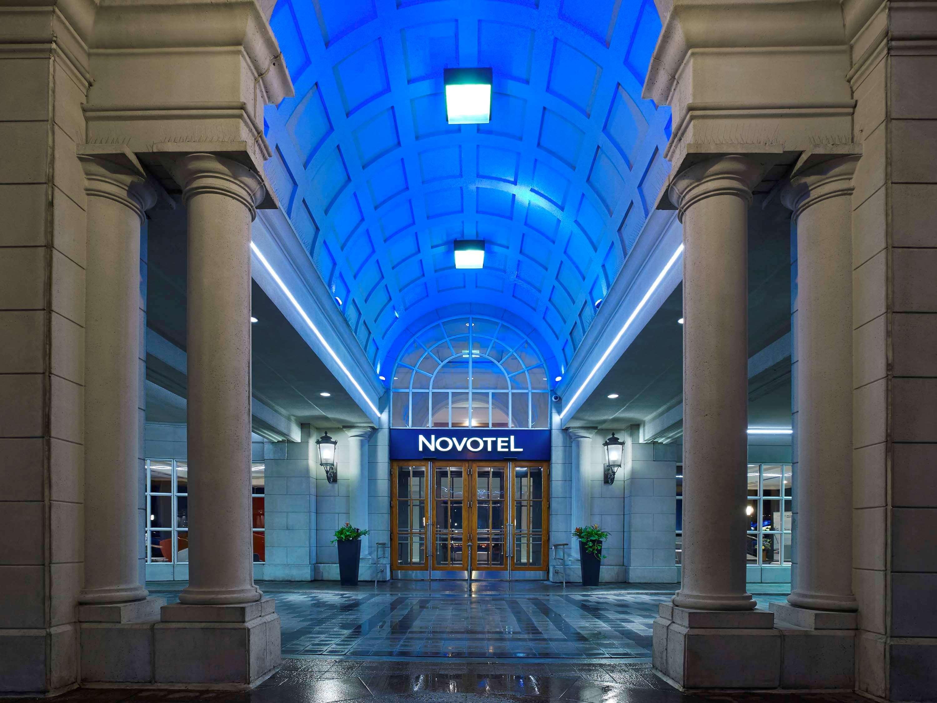 The Novotel Toronto Centre Extérieur photo